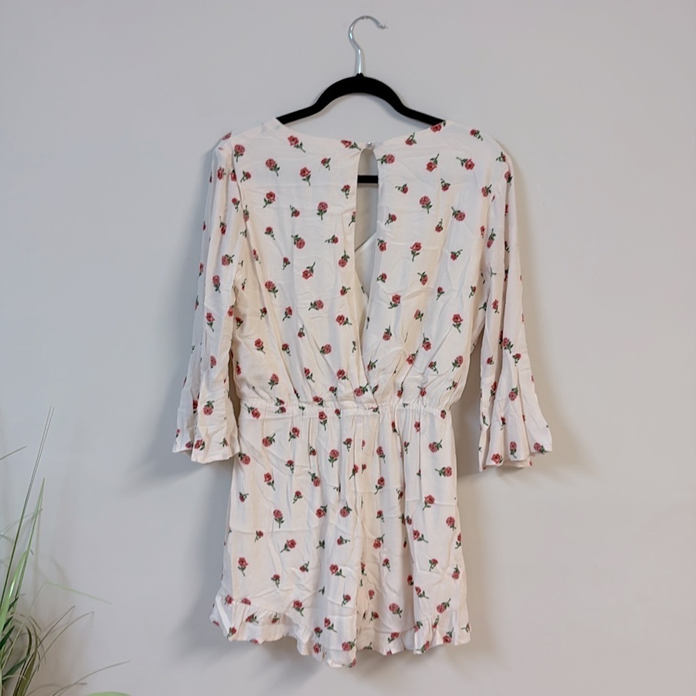 BNWOT Everly Cream Smocked Ruffled romper size M - Picture 5 of 5